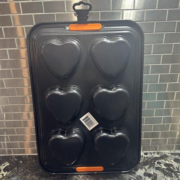 Le Creuset Heart Cupcake Muffin Bake Tray Pan 6 Cup Toughened Non Stick Cakelet - Picture 7 of 8